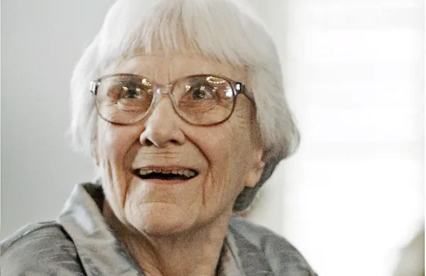 V 90. letu starosti je danes umrla ameriška pisateljica Harper 
Lee, ki je zaslovela z romanom To Kill a Mockingbird.
