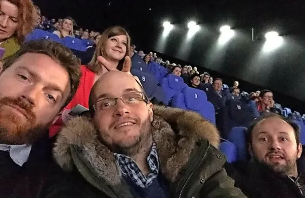 Andraž Sedmak (levo) z Mitjo Okornom (v sredini) na projekciji Planeta samskih