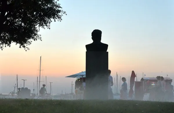 Cilj projekta Naši heroji je predstaviti spomenike NOB in 
obdobje v katerem so nastali, ter predvsem prispevati k 
razumevanju, kaj  pomenijo danes.