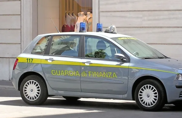 Tržaška finančna policija je  ovadila finančnega posrednika,  ki  
je  upravljal z   bančnimi računi prek spletnih storitev svojih 
starejših in  premožnih strank. 