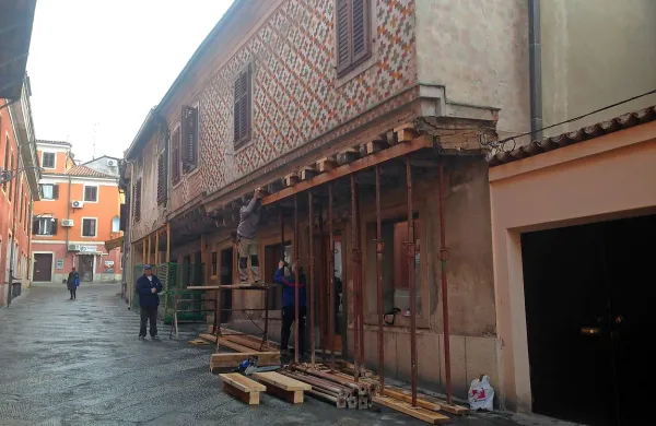 Kovinska podpora pod hi&scaron;ami na Kidričevi ulici