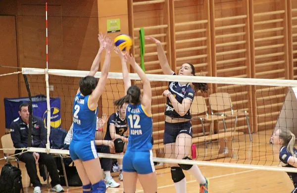 Za zmago Gen-I Volleya je največ točk (15) prispevala 
Črnogorka Jovana Vukčević (v temnem dresu).