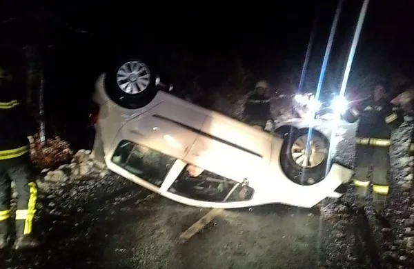 Voznica se je z avtom prevrnila na streho. 