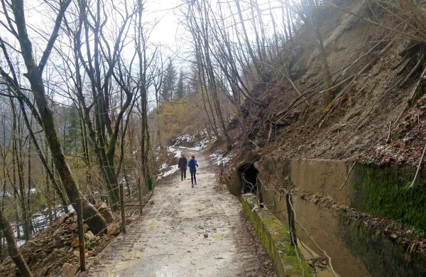 Pot so delavci Komunale Idrija že očistili, a je zaradi nevarnosti padanja skal zaprta. Domačini, vajeni plazenja na 
tem območju, jo kljub temu uporabljajo. 