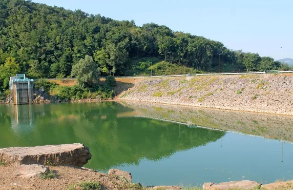  Gladina Vogrščka je že toliko let znižana, da je že skoraj šlo v pozabo, kakšen bi moral biti 
pogled na akumulacijsko jezero.
