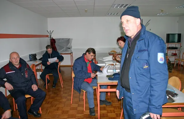 Rifet Kendić (desno) kot sopoveljujoči postojnskemu štabu 
civilne zaščite februarja 2014, dva tedna preden ga je župan 
Verbič nagnal iz službe.