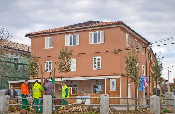 Na &ldquo;placu&rdquo; v Hrvatinih že nova drevesa
