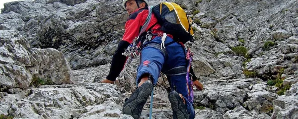 Peter Podgornik med plezanjem prvenstvene smeri v severni 
steni Vevnice, leta 2007.