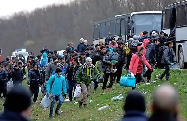  Iz srbskega sprejemnega centra za begunce v Šidu je 
dopoldne proti Hrvaški krenilo približno  120 do 150 migrantov, ki jim Hrvaška domnevno ne dovoli čez mejo. 