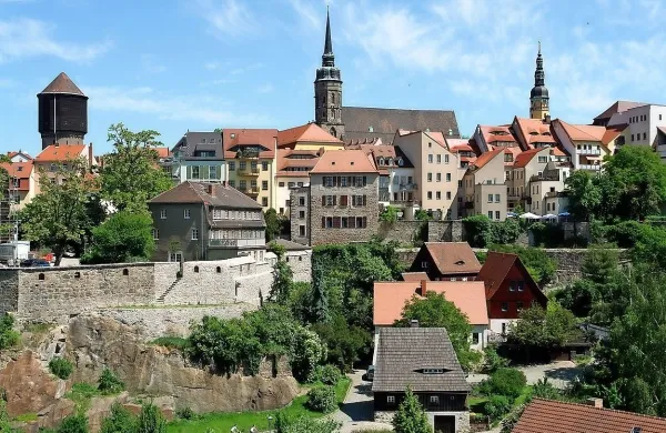 

V mestu Bautzen na Saškem je zagorelo v enem od hotelov, 
kjer nameravajo namestiti migrante. 