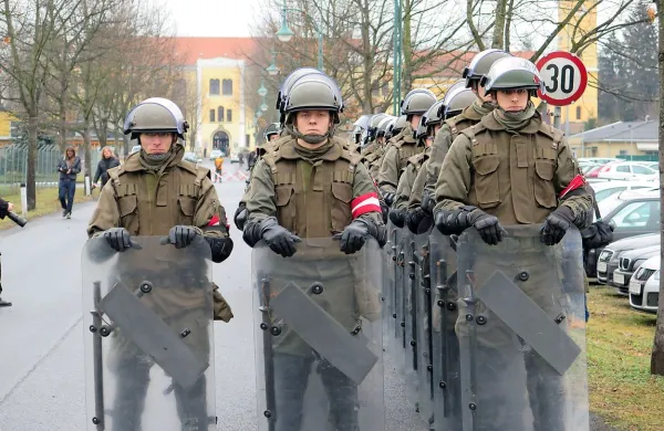  Avstrija bo v ponedeljek na svojo mejo s Slovenijo poslala 
dodatnih 450 vojakov, ki bodo pomagali pri nadzorovanju 
migrantskega toka, v pripravljenosti bo tudi vojaška policija, 
ki bo posredovala v primeru težav. 