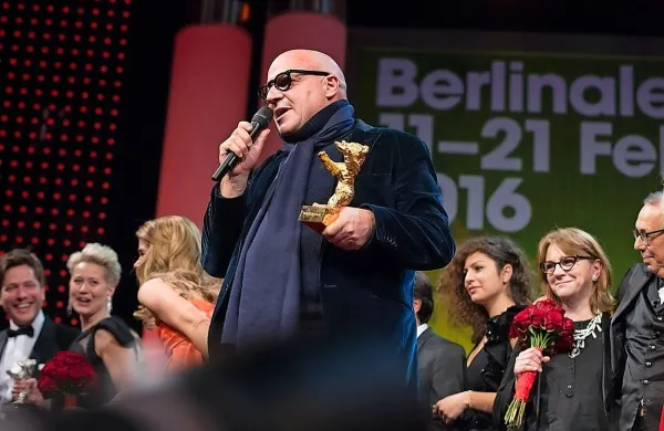 Zlatega medveda je za dokumentarni film Fuocoammare prejel režiser Gianfranco Rosi. 
