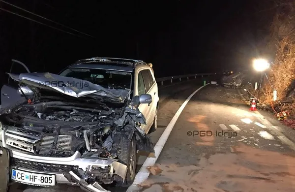 Avta trčila, eden na streho