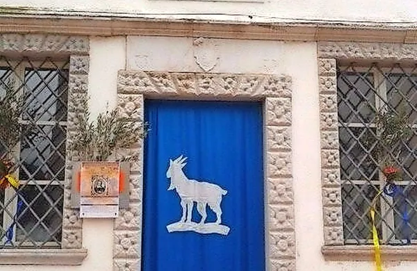 Poklon Santoriu Santoriu na Titovem trgu v Kopru pod 
njegovim kipom ob obletnici njegove smrti.