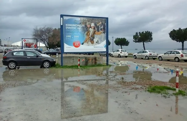 Ob deževnem vremenu se gramozno parkirišče v Žusterni 
spremeni v manjše jezero. 