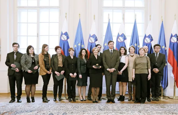 Predsednik republike Borut Pahor je  vročil Jabolko navdiha 
skupini raziskovalcev, ki je prva potrdila povezavo med 
okužbo z virusom zika in mikrocefalijo. Prestižna medicinska 
revija je namreč v začetku meseca objavila prispevek slovenskih raziskovalcev, ki so kot prvi dokazali, da okužba med 
nosečnostjo povzroča možganske okvare ploda.