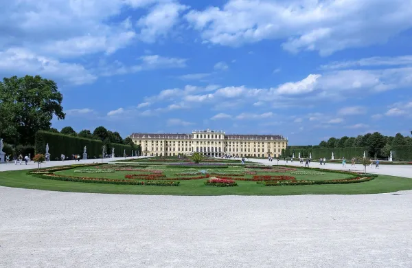 Ena od glavnih zgodovinskih znamenitosti na Dunaju, dvorec 
Schonbrunn