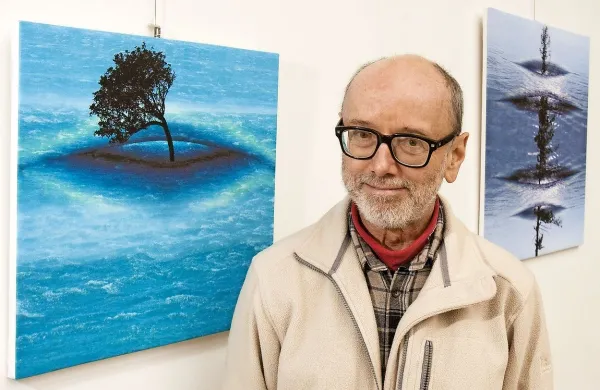 Matjaž Hmeljak svoje digitalne grafike razstavlja  v mali galeriji 
Kosovelovega doma.