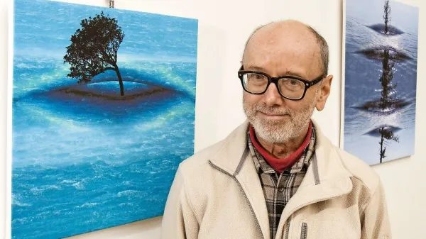 Matjaž Hmeljak svoje digitalne grafike razstavlja  v mali galeriji 
Kosovelovega doma.