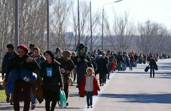 Afganistanski migranti so se včeraj kar peš odpravili proti 
mejnemu prehodu Gevgelija. 