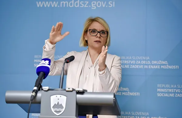Anja Kopač Mrak: “V povprečju jim je bilo 
odpisanih med 500 in 600 evri dolgov. Celotna 
vrednost odpisa, 1,9 milijona, ni majhna.”