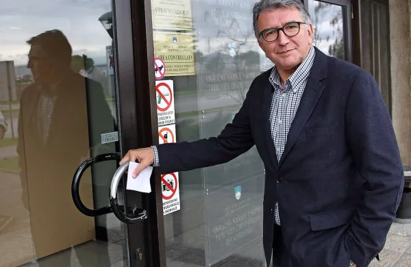 Tomislav Klokočovnik je zaradi domnevnih nepravilnosti, 
povezanih z gradnjo v Cetorah,  Pečanovo kazensko ovadil, 
sodišče pa je kasneje ugotovilo, da ni ravnala nezakonito.     