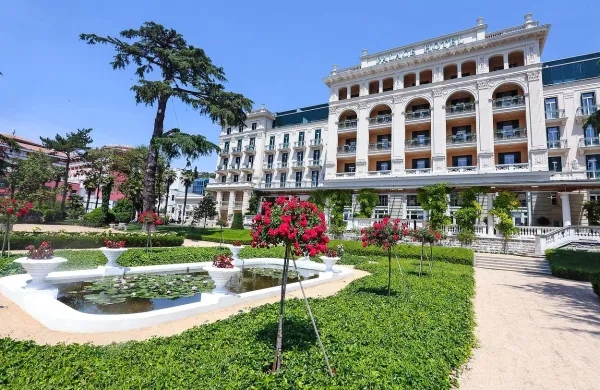 25. Slovenski oglaševalski festival (SOF), ki bo 7. in 8. aprila, 
se iz Bernardina seli v središče Portoroža, natančneje v hotel 
Kempinski.