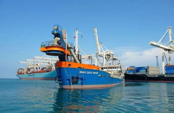 Na koncu je poglabljanje izpeljalo nizozemsko podjetje Van 
Oord, najprej na 14 metrov, lani pa še na 15 metrov 
globine.