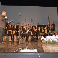 Voditelja Iztok Gustinčič in Tomaž Klepač ter zbor Brnistra.