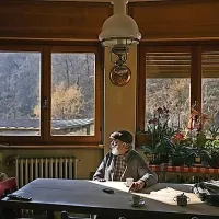 “Če sedim ves dan v kuhinji, me sonce boža ves čas,” je 
povedal lastnik hiše, ki se vrti.