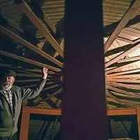 Streha je v obliki kupole in je zgrajena iz nerjavečega jekla.
