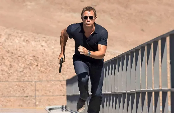 Ni še jasno, ali bo britanski igralec Daniel Craig še petič 
prevzel vlogo Bonda.