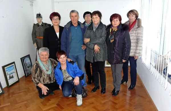 Člani Likovne skupine Svetloba Deskle. Stojijo (z leve) Vanda 
Colja, Stipe Hečimovič, Lidija Jerončič, Zorana Berdon, 
Bernarda Skrt, Mirela Maver, čepita Helena Stanič in Mirjam 
Morenčič.