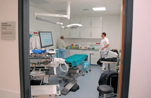 Naval pacientov na urgentni center v Šempetru je že tolikšen, da je osebje preobremenjeno. 
V bolnišnici pozivajo ljudi, naj gredo med tednom najprej k osebnemu zdravniku in ne brez 
napotnic neposredno k njim. Ministrstvo pa, naj uredi razmere.