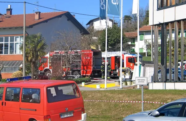 Ožjo okolico stavbe so zavarovali. Na kraju so bili tudi 
gasilci.