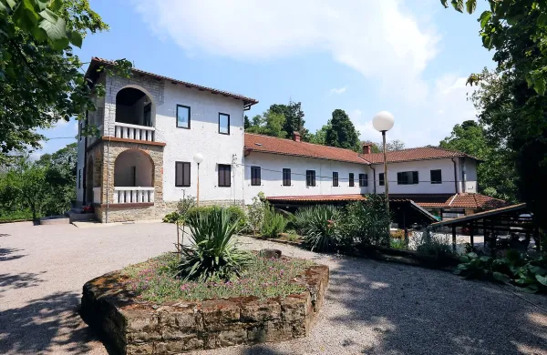 Na Debelem rtiču kot rezervni lokaciji za prosilce za azil je 
prostora za 100 do 120 ljudi.

