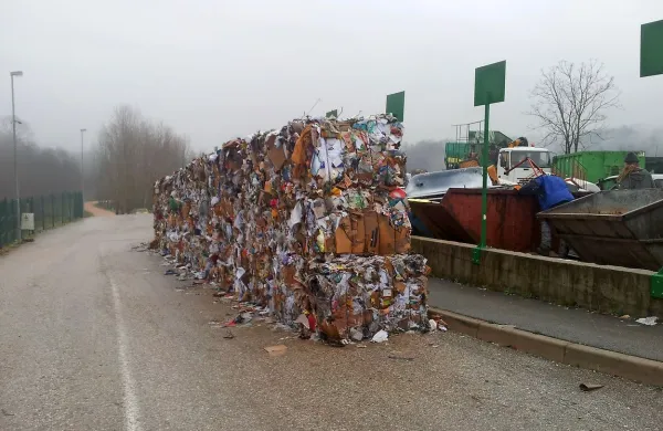 Truplo so odkrili med smetmi nekje na deponiji v Stari Gori.