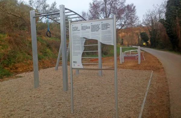 Vandali so  uničili tablo ob Parenzani