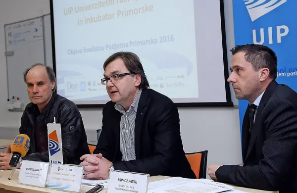 Rektor UP Dragan Marušič, direktor UIP Dorijan Maršič in 
predsednik strokovne komisije Primož Patru (z leve) niso 
skrivali navdušenja nad letošnjimi finalisti natečaja Podjetna 
Primorska. 