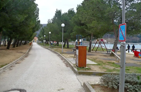 Ker bodo ukinili staro dostopno pot, bodo lahko  razširili 
plažo. 