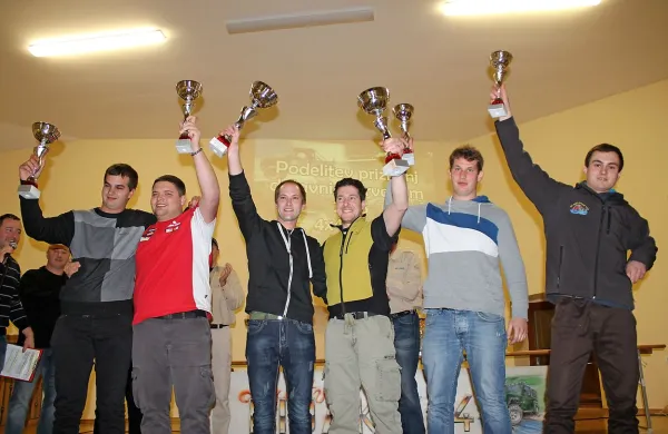 Tako so se pokalov veselili najboljši v  disciplini  hard. V sredini 
je zmagovalna posadka 4X4 Lijak.  
