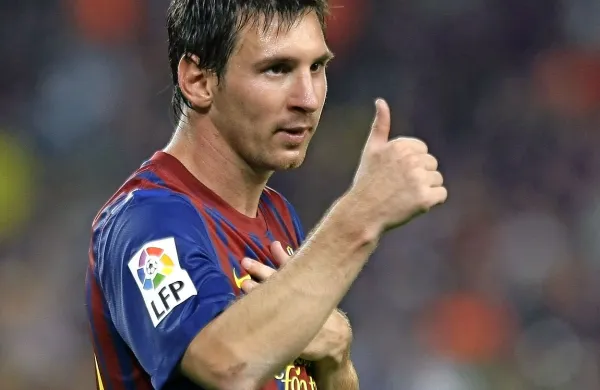  Zmaga z 2:0 na gostovanju pri Arsenalu je Barceloni na široko 
odprla vrata četrtfinala lige prvakov, drugi gol na tekmi, ki ga 
je Messi dosegel z bele točke, pa je bil jubilejni 10.000 
zadetek katalonske ekipe.