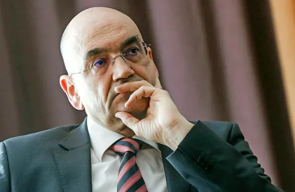 Nekdanji prvi mož NLB Draško Veselinovič je  zavrnili očitke o 
neupravičeni odobritvi posojila Simoni Dimic za nakup hiše v 
Murglah.