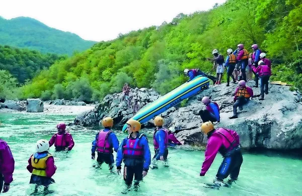 Koliko  podjetij, ki ponujajo rafting,  prenese Soča, sto ali tisoč, 
se karikirano sprašujejo v GIZ rafting doline Soče.