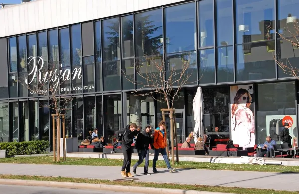 Kavarna in restavracija Rusjan v Eda centru posluje nemoteno naprej. Le da z njo upravlja nov najemnik.