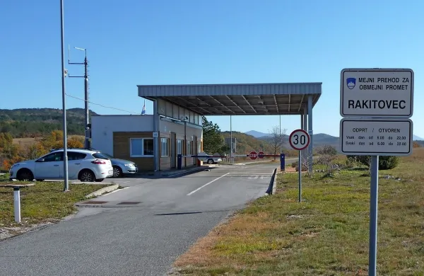 Zapornico na meji v Rakitovcu odprejo ob 6. uri in že takrat v 
vrsti čaka po deset avtomobilov z delavci iz Buzeta in okolice, 
ki se vozijo na delo v Slovenijo.