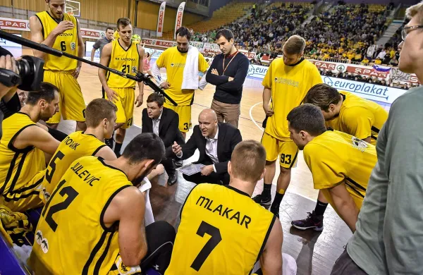 Andrej Žakelj med minuto odmora na finalni tekmi pokala v 
hali Tivoli.