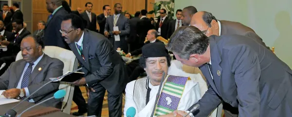 Leta 2010 je Moamer Gadafi v takrat še mirni Libiji gostil vrh 
Afrika-EU, na katerem ga je pozdravil tudi takratni predsednik 
slovenske vlade Borut Pahor   