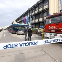 V Luki Koper so ob 9. uri prejeli anonimen telefonski klic z 
obvestilom, da  se v upravni stavbi nahaja bomba.