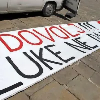 Iz upravne stavbe Luke Koper so evakuirali zaposlene.